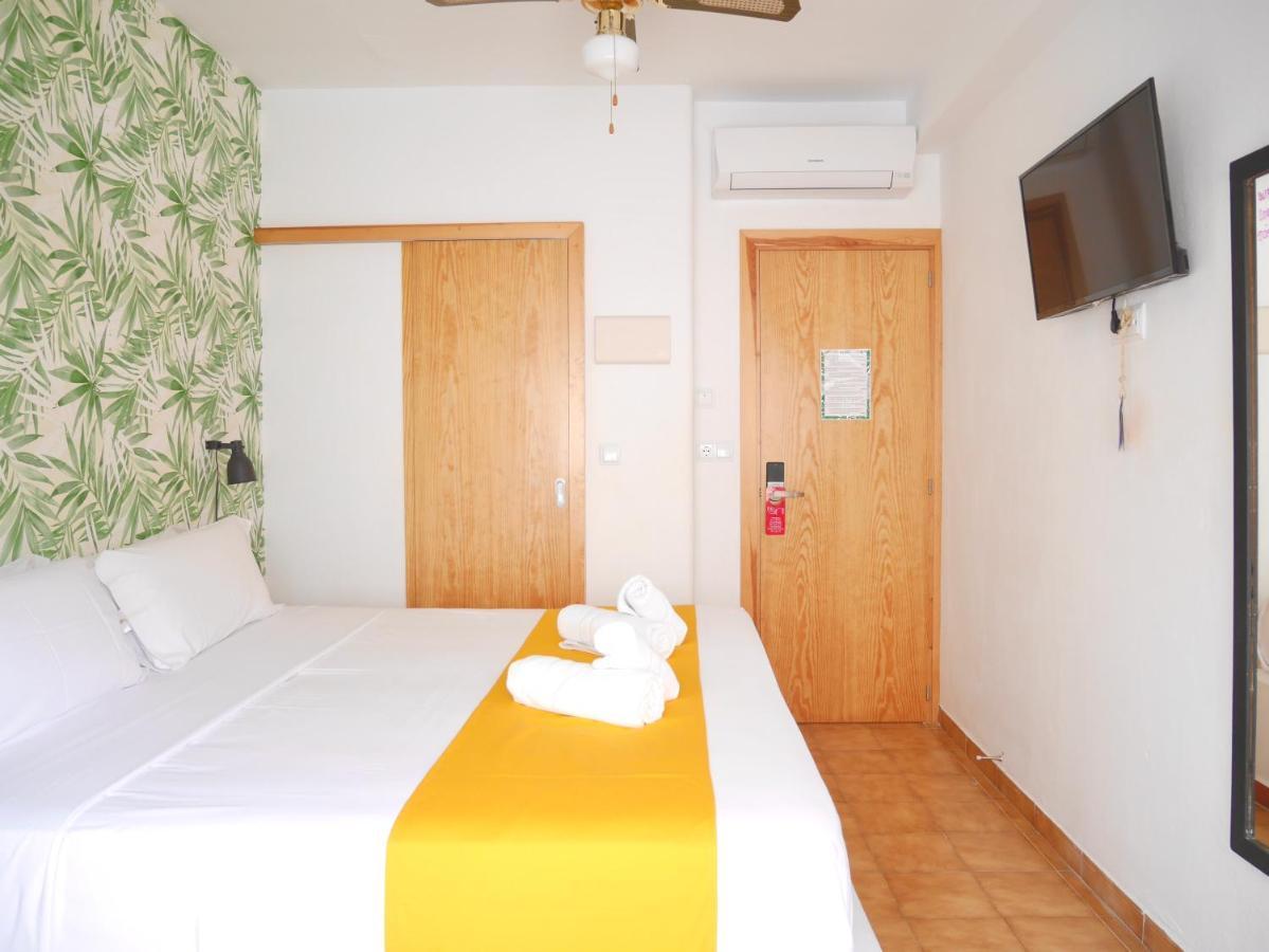 Nanit Rooms Ibiza Hostal Santa Eularia des Riu Rum bild
