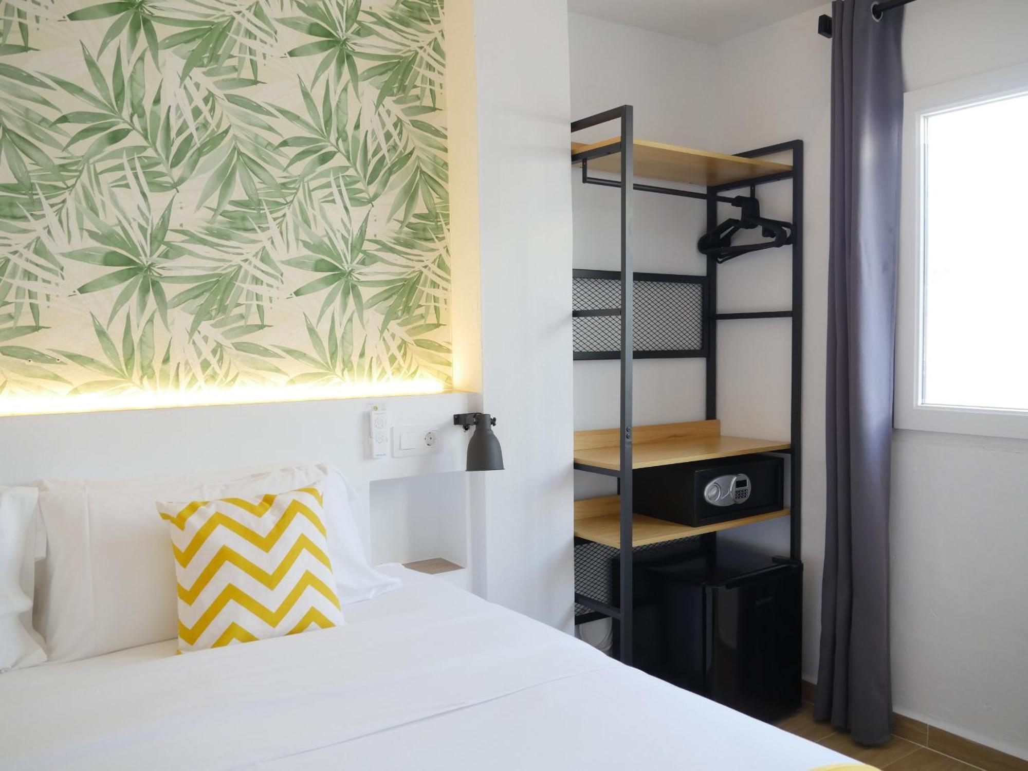 Nanit Rooms Ibiza Hostal Santa Eularia des Riu Rum bild